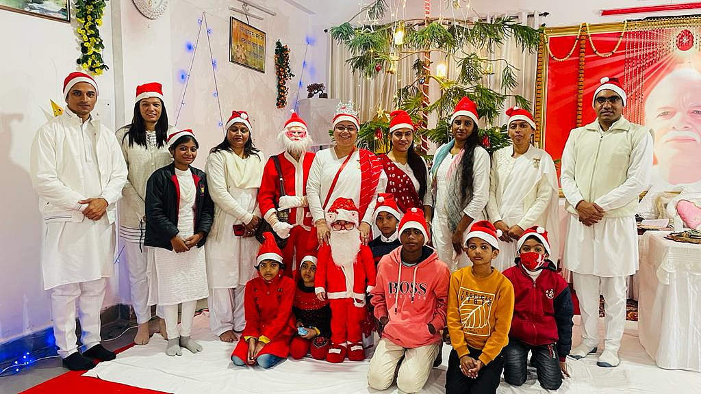 Bhopal: Decked up churches, trees say, Merry Christmas