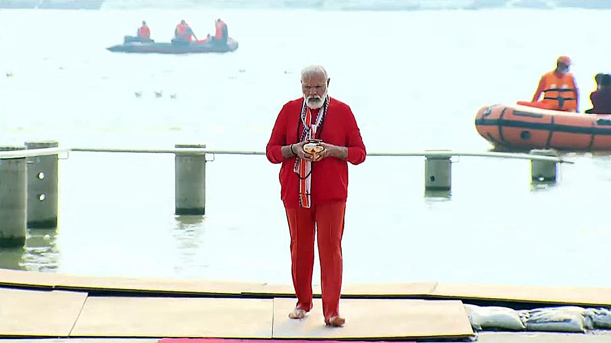 Holy dip in Ganga, lunch with construction workers of Kashi Vishwanath Dham Corridor to boat ride - Watch videos of PM Modi's Varanasi visit
