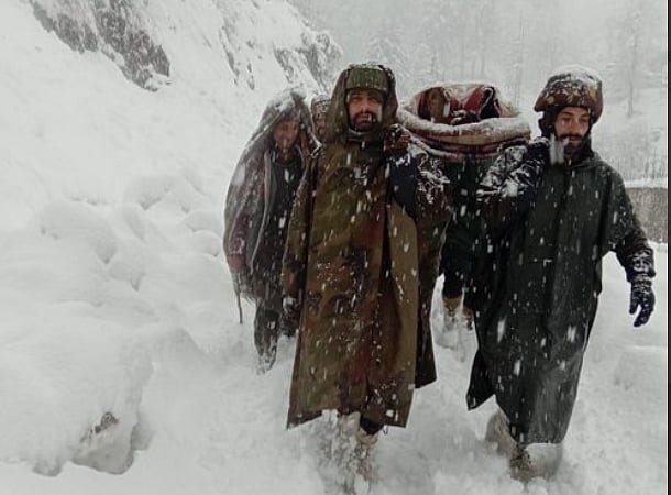 Watch video: Indian Army carries pregnant lady to District Hospital amid heavy snowfall
