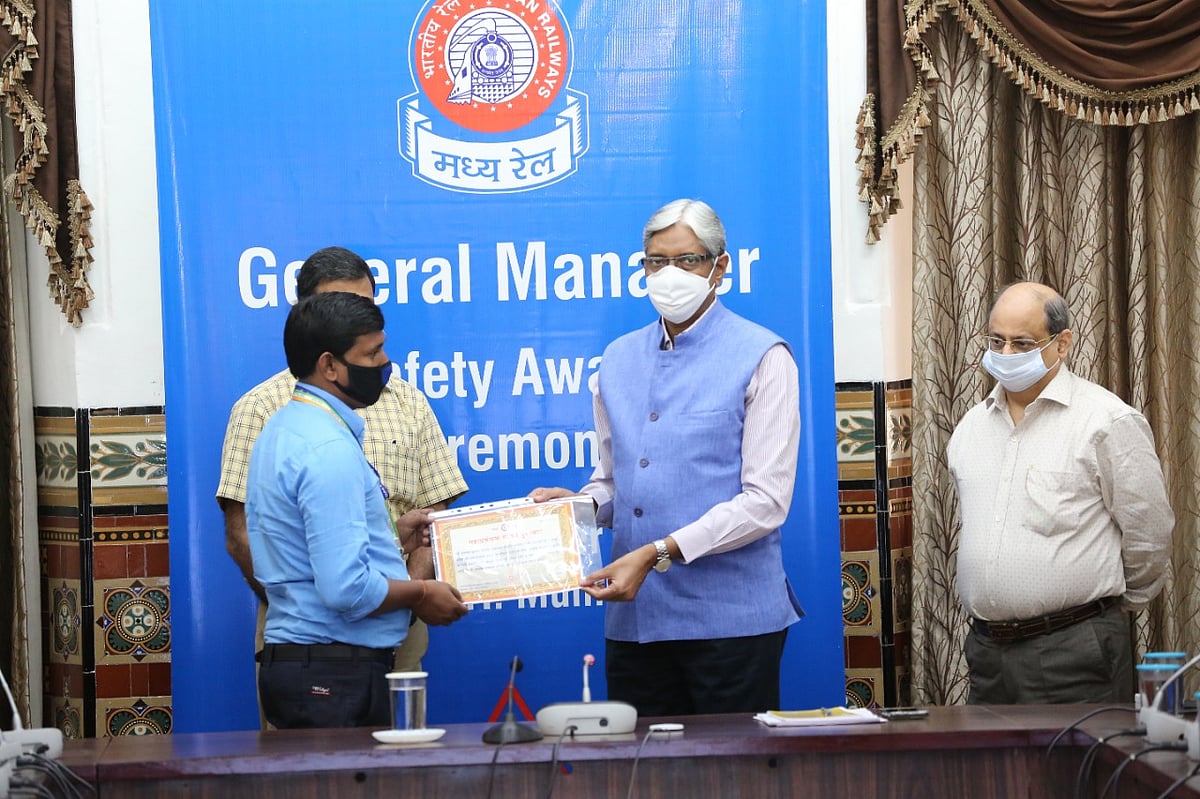 Central Railway staff awarded for saving people from potential accident