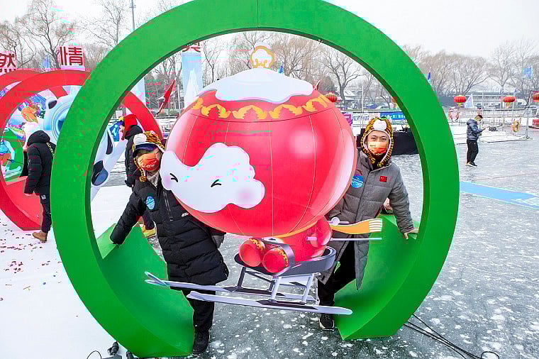 The National Fitness and Happy Ice and Snow Season 2022 kicks off at the Shichahai ice rink in Beijing’s Xicheng District