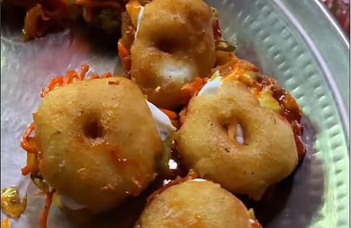 Watch video: Mumbai street food vendor makes medu vada sandwich, netizens say 'yum yum'