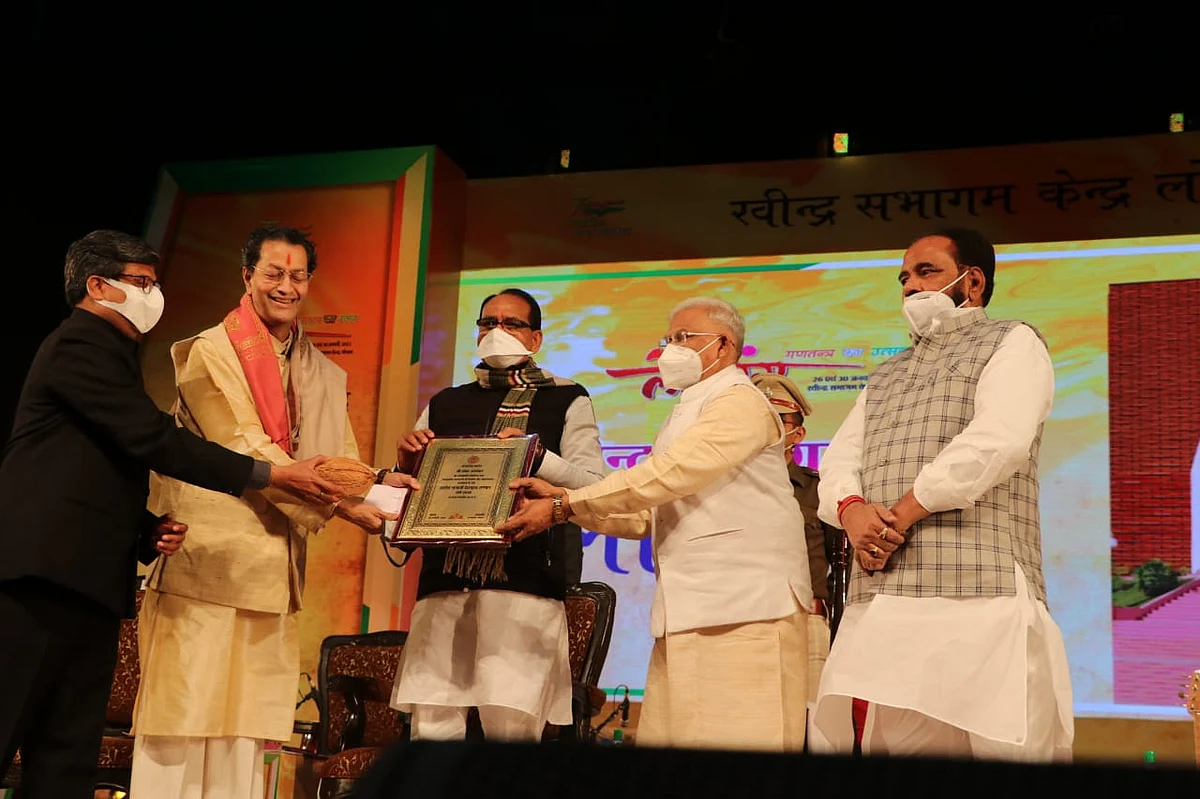 Dignitaries at Nanaji Deshmukh Samman Alankaran Samaroh