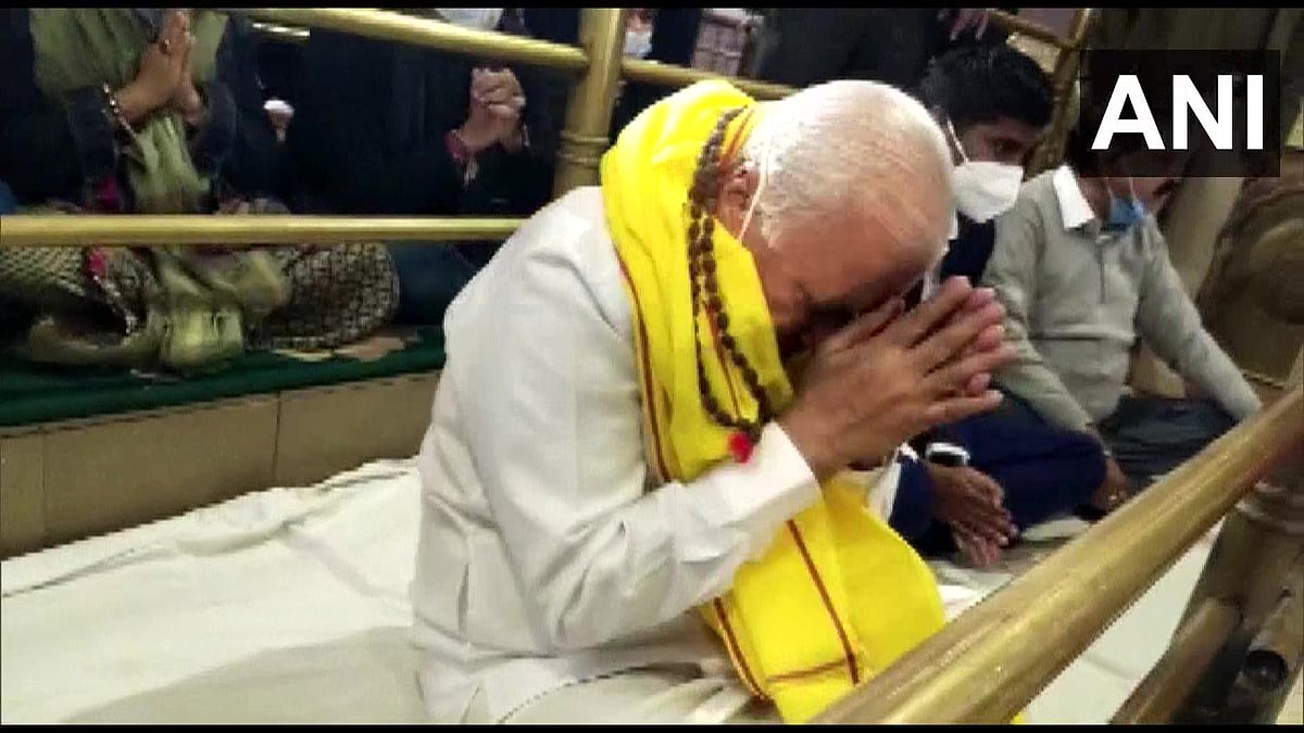 Ujjain: Kerala Governor Arif Mohammed Khan offers prayers at Mahakaleshwar temple