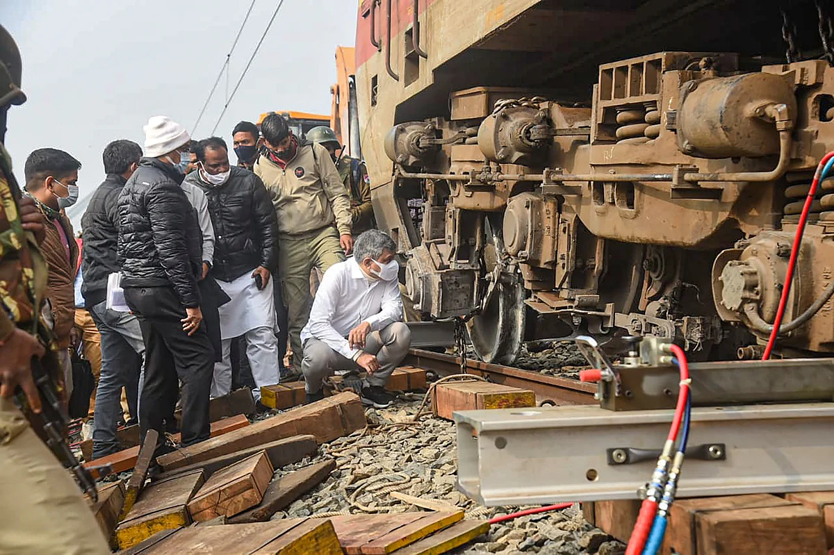 Jalpaiguri: Union Railway Minister Ashwini Vaishnaw inspects the site of Guwahati-Bikaner Express train derailment at Mainaguri in Jalpaiguri district, Friday, Jan. 14, 2022. So far at least nine people have died in the mishap.  | (PTI Photo)