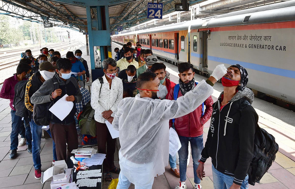 Mumbai: A Brihanmumbai Municipal Corporation (BMC) health worker collects swab samples of an outstation passenger for COVID-19 test, at CSMT Station in Mumbai, Wednesday, Jan. 12, 2022. 
 | -(PTI Photo)