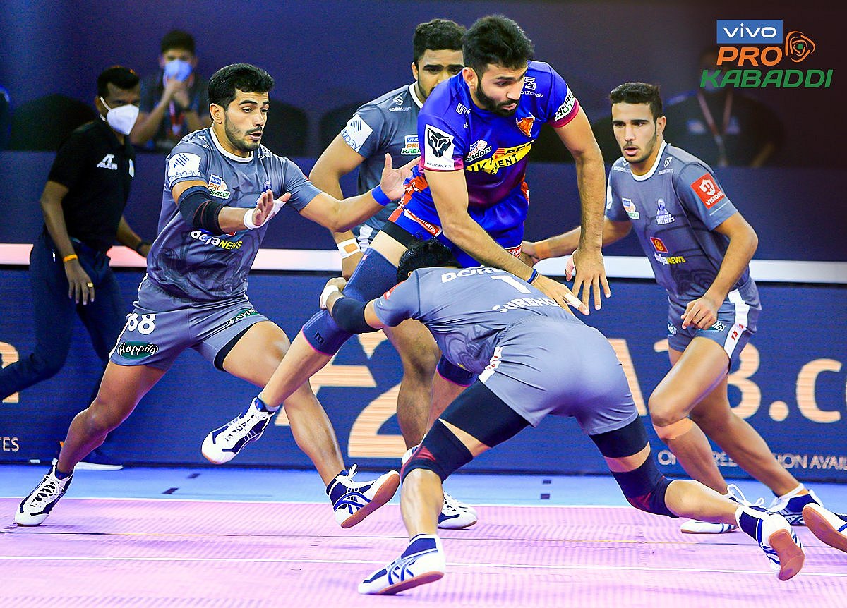 Haryana Steelers and Dabang Delhi in action during Pro Kabaddi League. | Photo: Twitter/PKL