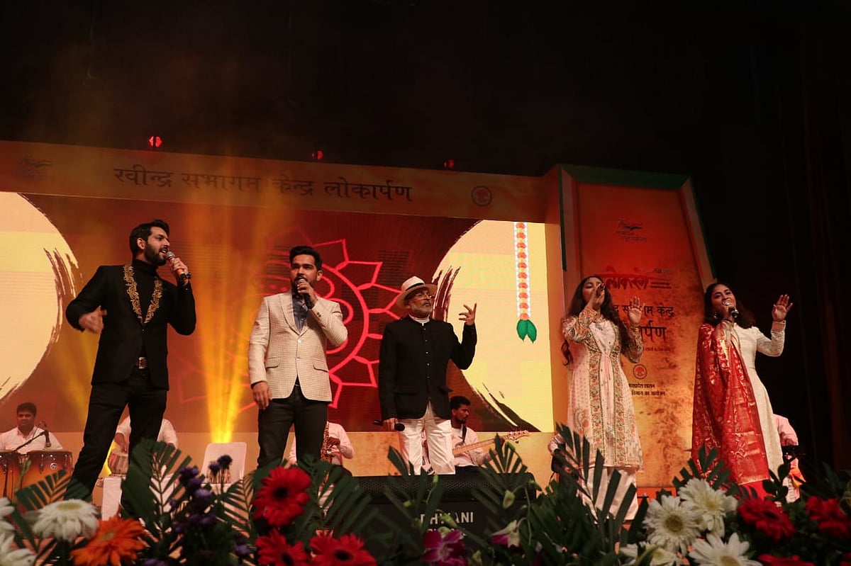 Annu Kapoor and his troupe presenting patriotic songs at Ravindra Convention Centre on Wednesday evening under ‘Sugam Sangeet’. | FP