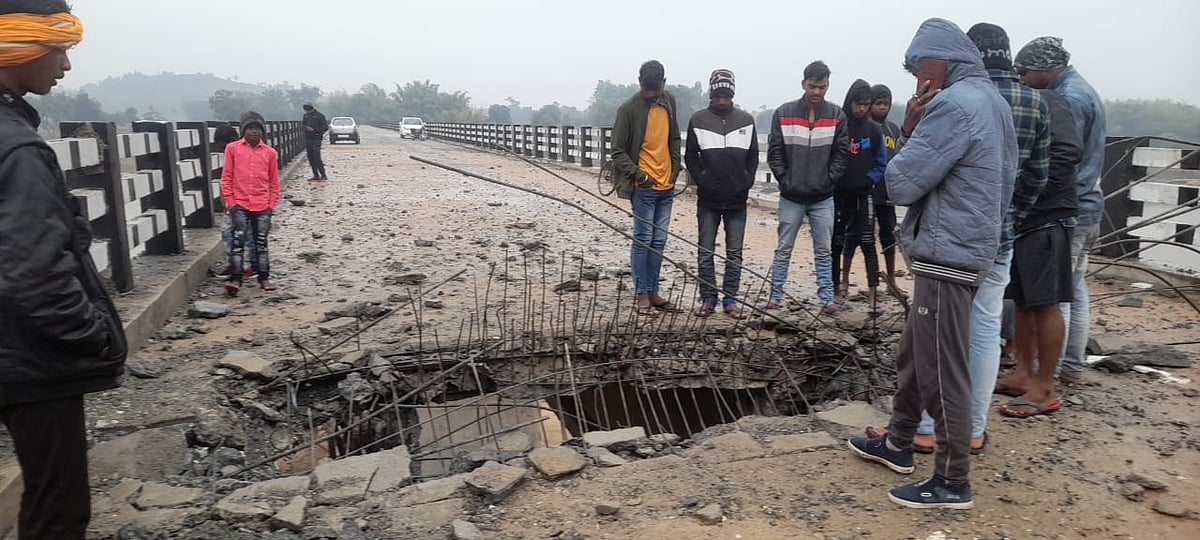 Jharkhand: Naxalites blow up Barakar bridge over river in Giridih 