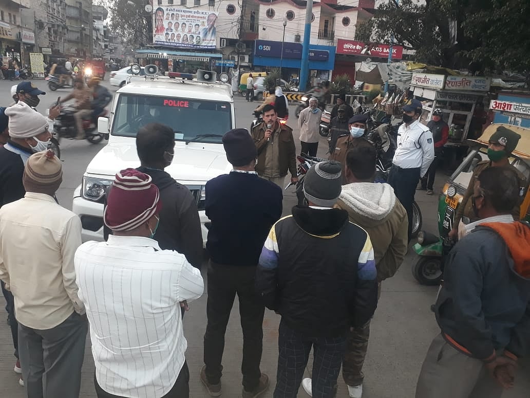 Indore: Action against vehicle parked haphazardly near roads