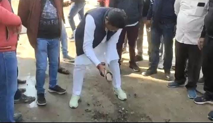 Bhind: BSP MLA warns contractor, Municipal Corporation engineer over poor road construction
