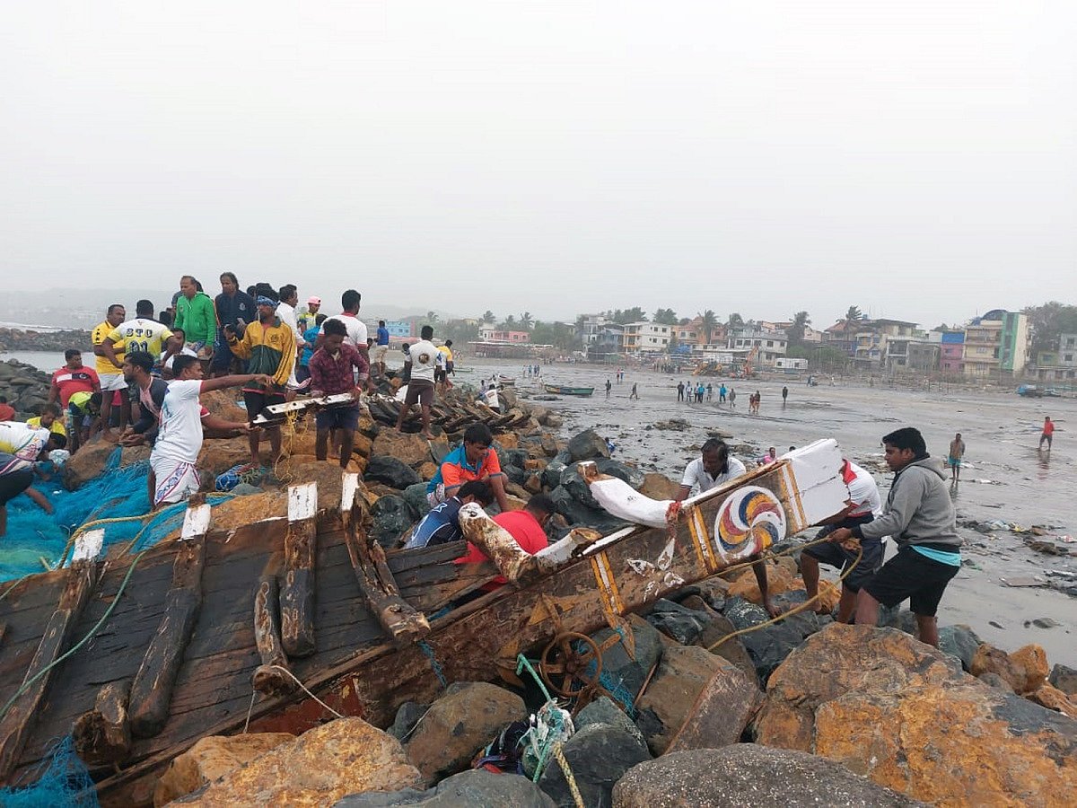 Mira Bhayander: Battered by waves, boat shatters after hitting rocks in Uttan
