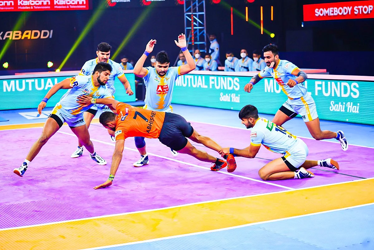 U Mumbai and UP Yoddha in action in the Pro Kabaddi League. | Photo: Twitter