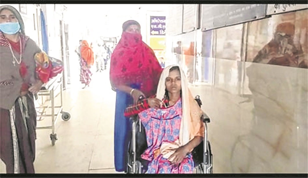 Barwani: False ceiling falls on pregnant woman at District Hospital