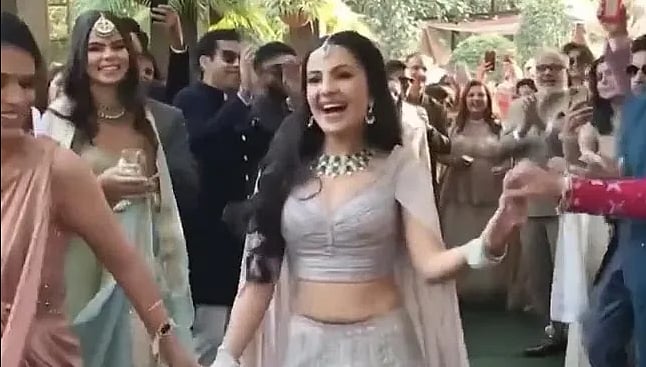Watch video: Bride's surprise entry leaves netizens in awe, dances to Sidharth Malhotra - Katrina Kaif's 'Sau Aasmaan' song