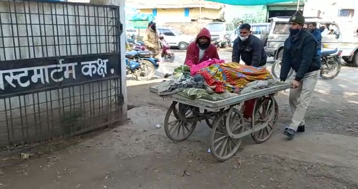 Barwani: Social workers, cop carry abandoned beggar's body on handcart for post-mortem