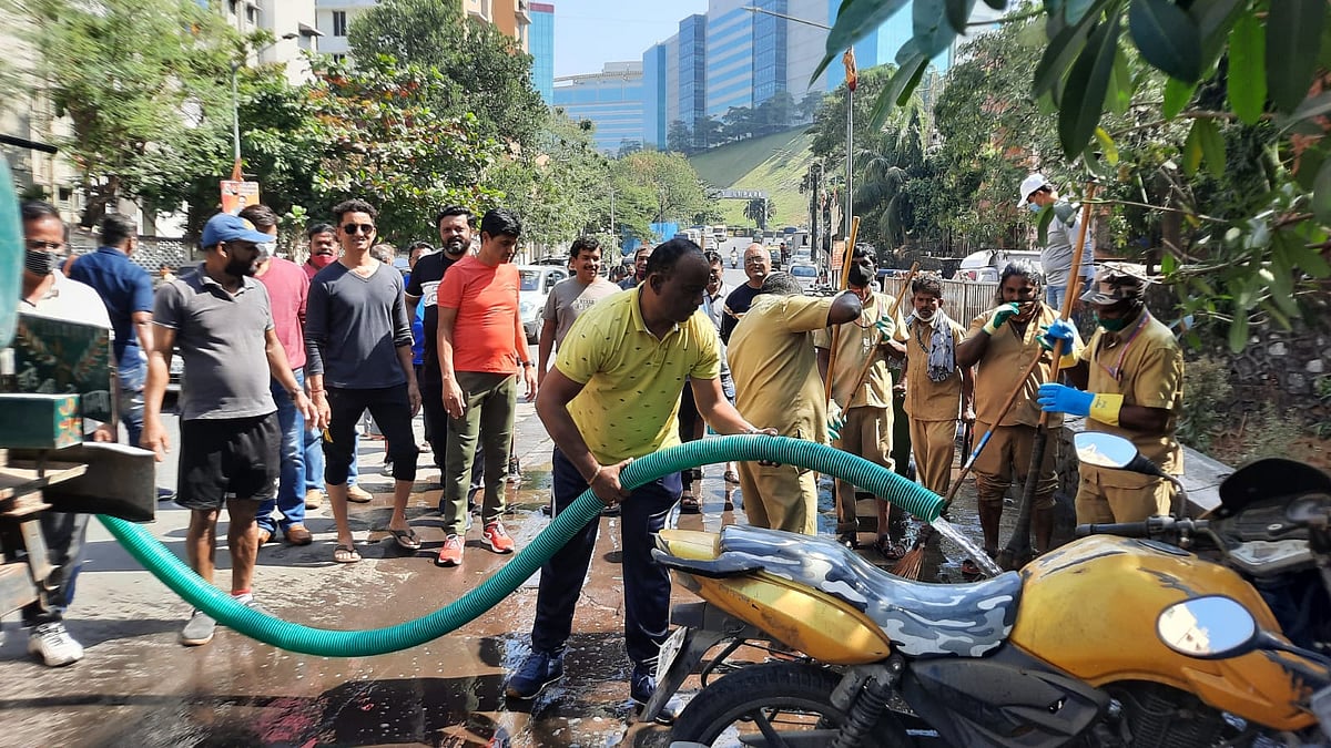 Mumbai: Hundred of residents of Goregaon clear path encroachment by illegal hawkers after BMC ignores complaints