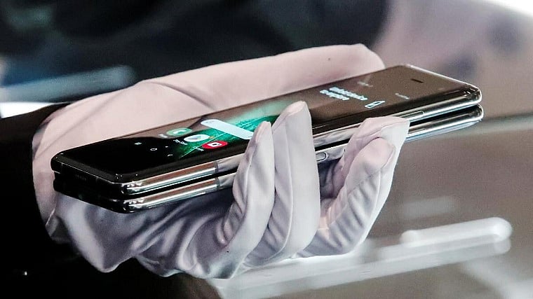 Samsung patents dual-fold smartphone  