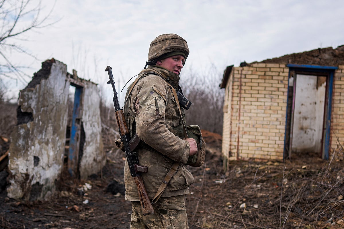 Svitlodarsk: A Ukrainian serviceman stands at his position at the line of separation between Ukraine-held territory and rebel-held territory near Svitlodarsk, eastern Ukraine, Wednesday, Feb. 23, 2022. 