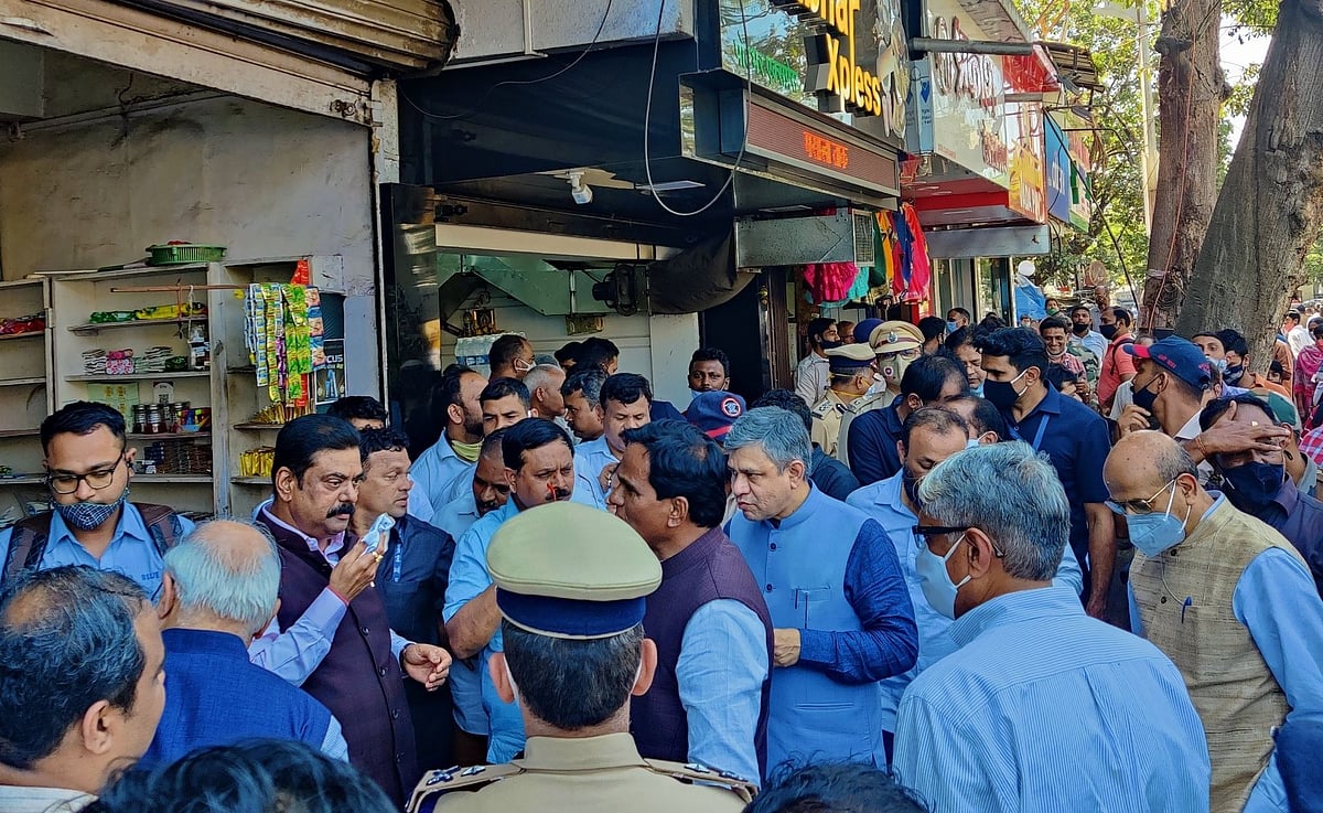Railway minister eats 'vada pav' outside Thane station, leaves without paying bill