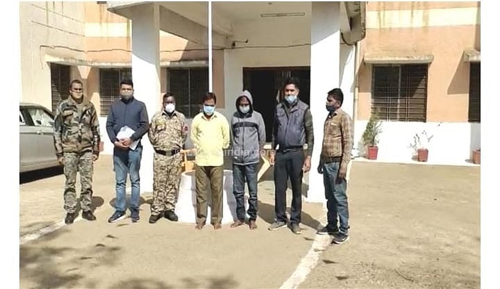 Balaghat: Two held for cheating people