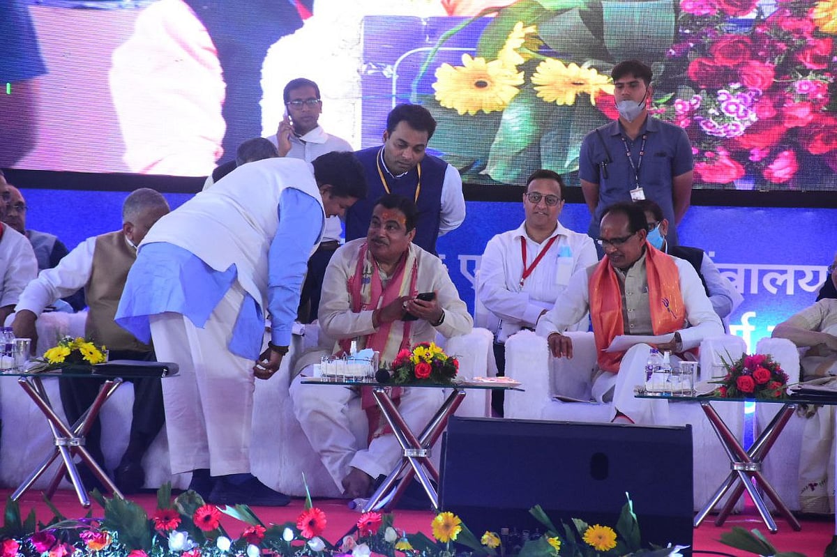 Nitin Gadkari says something in lighter vein to Ujjain MP Anil Firojia.