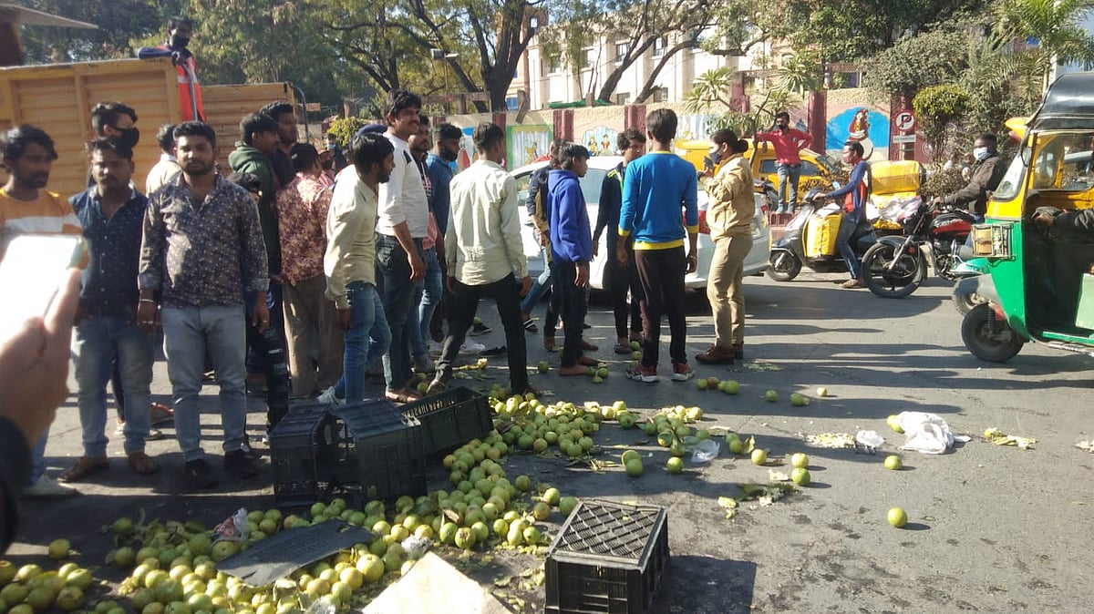Indore: Fruit vendors clash with Indore Municipal Corporation officials at collectorate