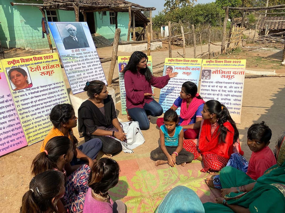 Narmadapuram: Tribal girls informed about women scientists