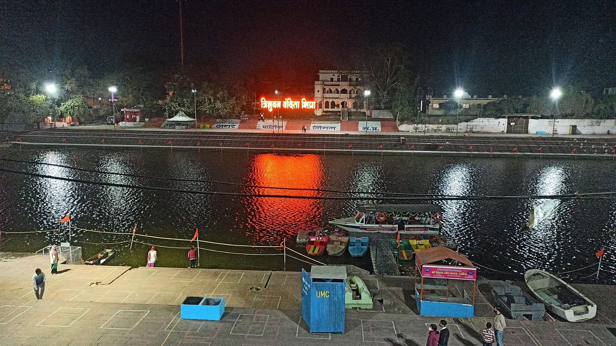 Major bathing ghats of river Kshipra were vacated on Sunday night in view of the ‘Shiv Jyoti Arpanam Mahotsav’. 
