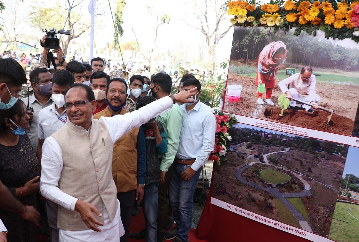 CM Shivraj Singh Chouhan watches exhibition held to mark completion of one year of his plantation drive in MP, on Thursday at Sriyantra Park, near Atal Path(Boulevard Street) in Bhopal on THursday.
