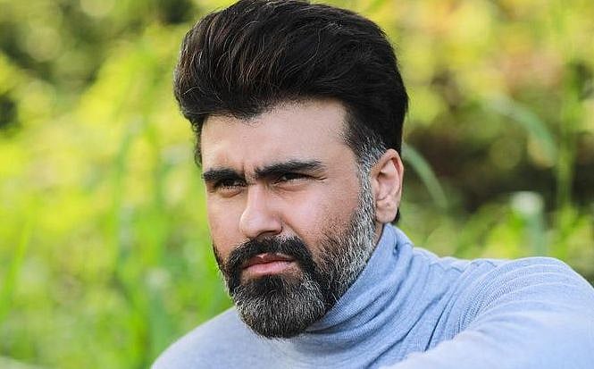 Watch: Aarya Babbar gets into a verbal spat with pilot; asks if he should get off the flight