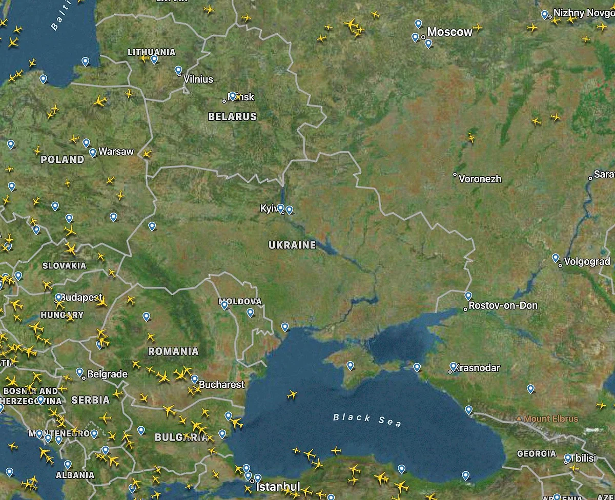 Air traffic avoiding Ukrainian airspace | Twitter/@theragex