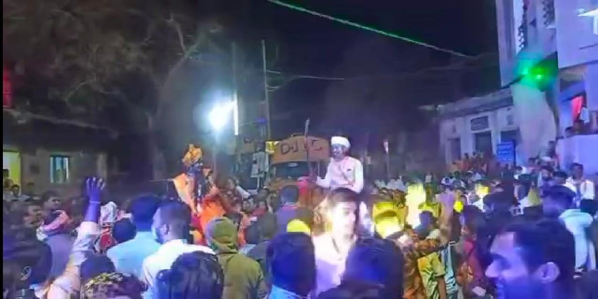 Burhanpur: Bride and groom reach wedding venue riding horseback in baraat