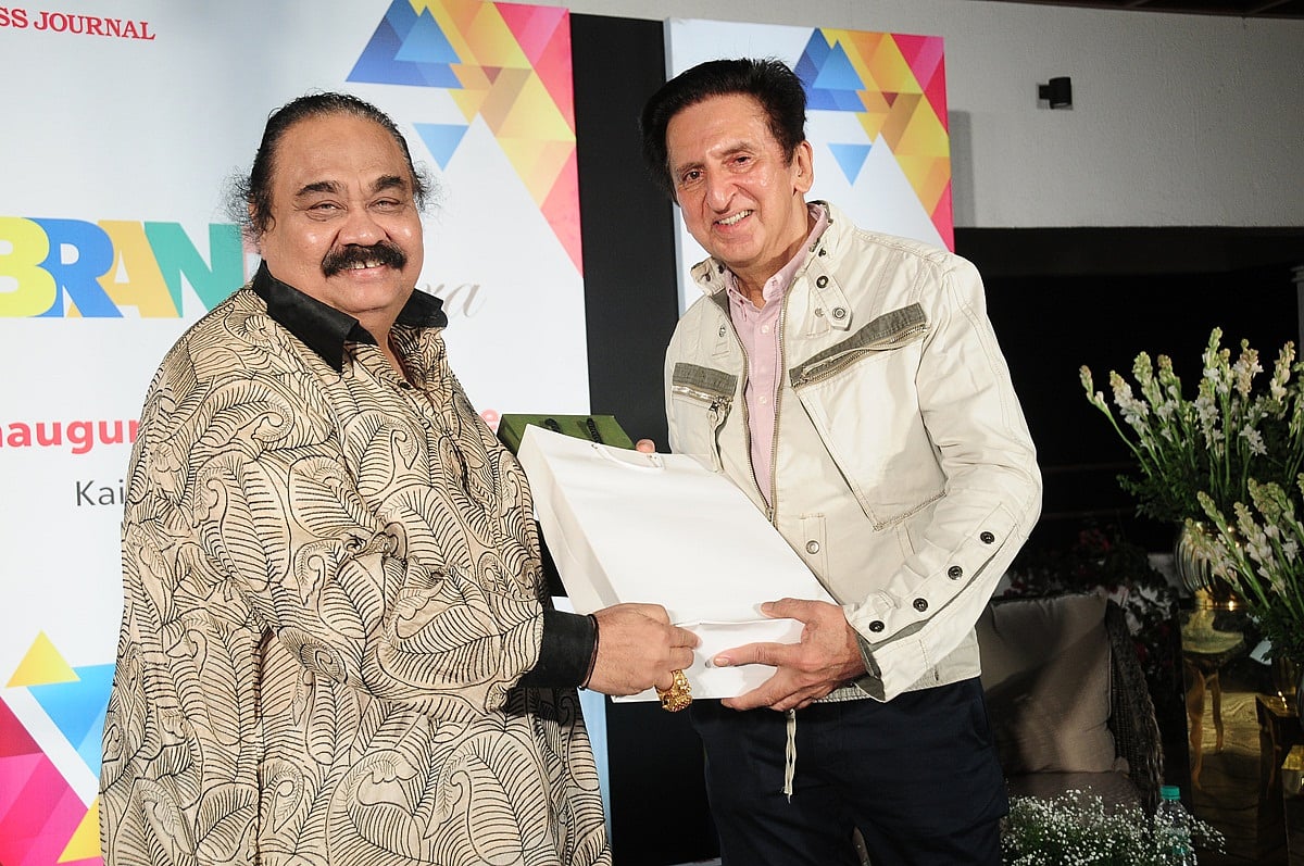 Dr Sandeep Goyal, Managing Director of Rediffusion, felicitates Kailash Surendranath