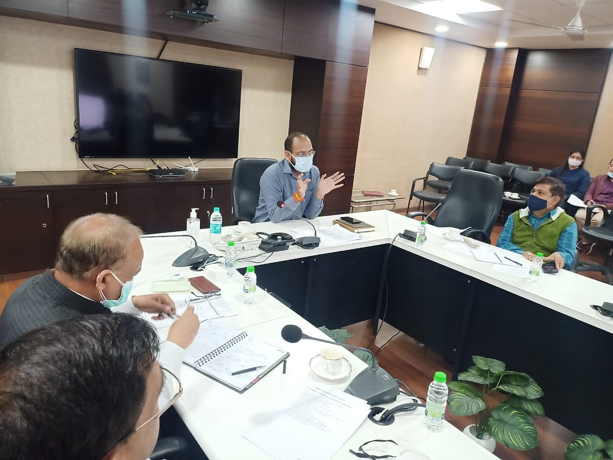 Indore: West Discom to implement biometric attendance for timely works