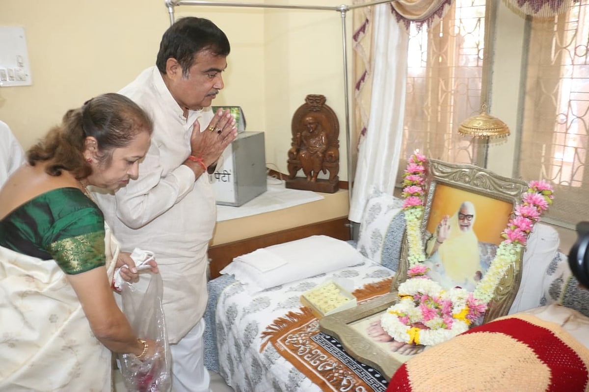 Indore: Minister Gadkari did darshan at Nath Mandir and Ashram