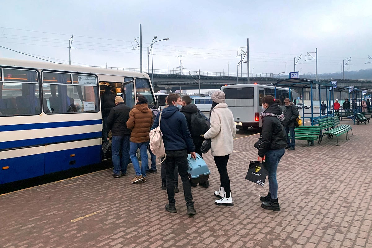 People board a bus at the Vydubytchi bus station in Kyiv in the morning of February 24, 2022. 
