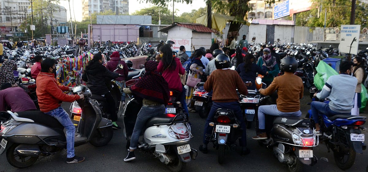 Bhopal: Chaos as 30 parking lots become free; Police deployed to control rush