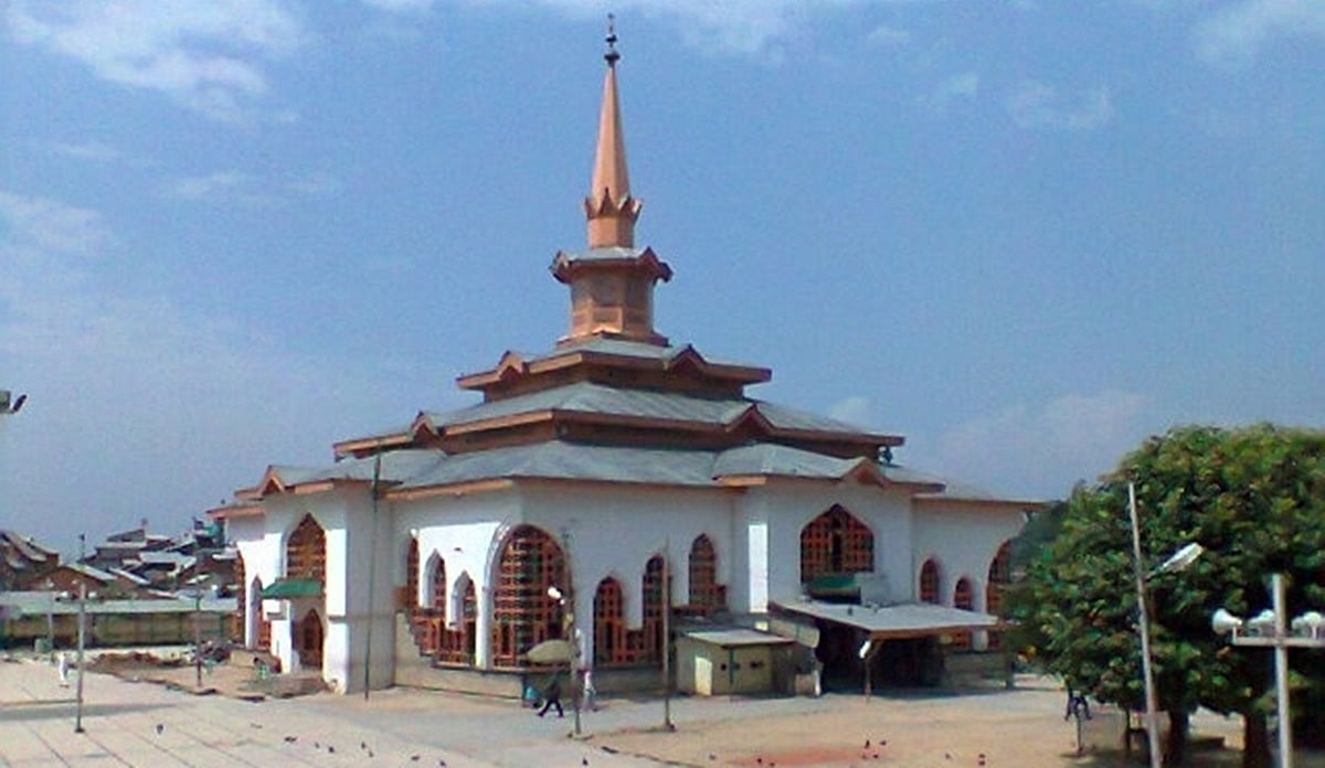 Jammu and Kashmir: Minaret of famous Sufi saint's shrine at Chrar-e-Sharief in Budgam district tilted by earthquake