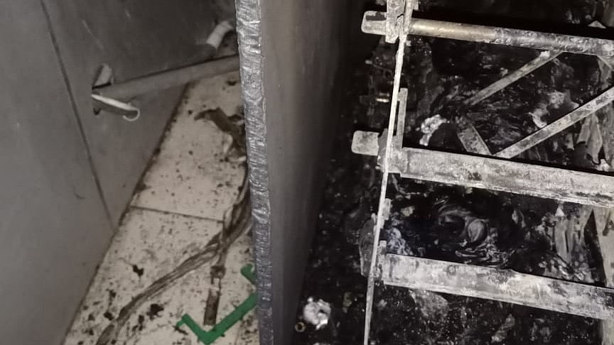 Mhow: Burglars burn down Rs 27.98L in attempt to break into two ATMs
