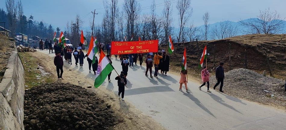 #PulwamaAttack: Students and youths of Lolab valley in J&K's take out rallies to pay tribute to CRPF personnel