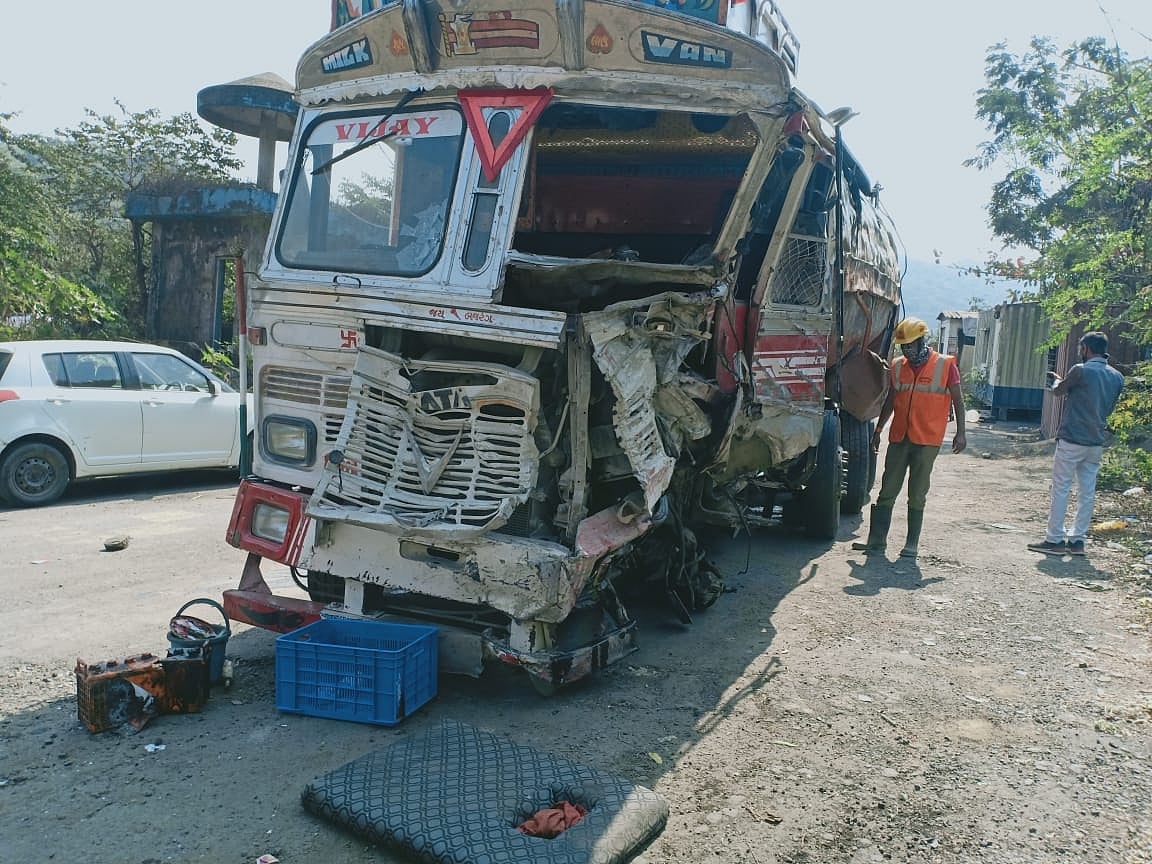 Watch video: Tanker topples over on Thane's Ghodbunder Road leading to oil, milk spill