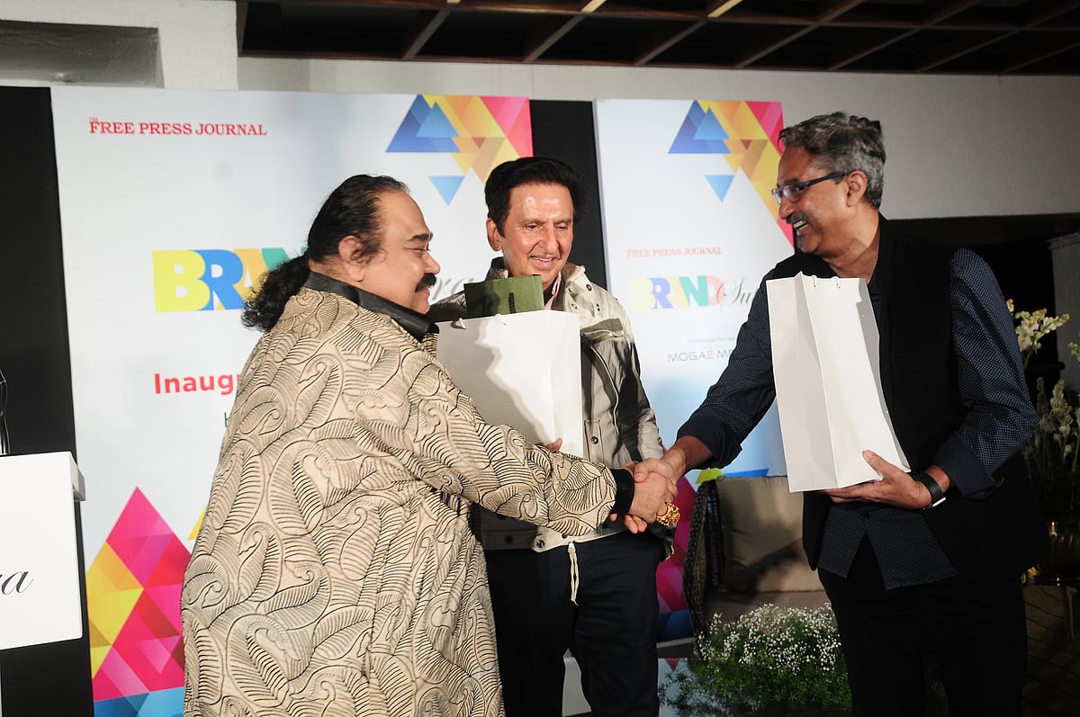 Sandeep Goyal presents a memento to Rajeev Raja as Kailash Surendranath looks on