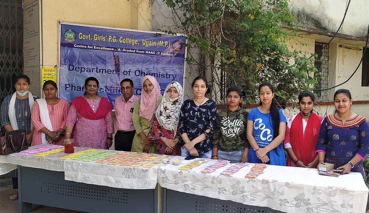 Ujjain: Herbal colours sale in GGPGC