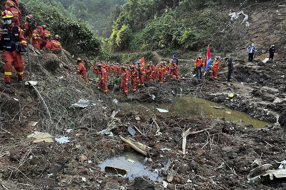 China plane crash: Pilots didn't respond to radio calls