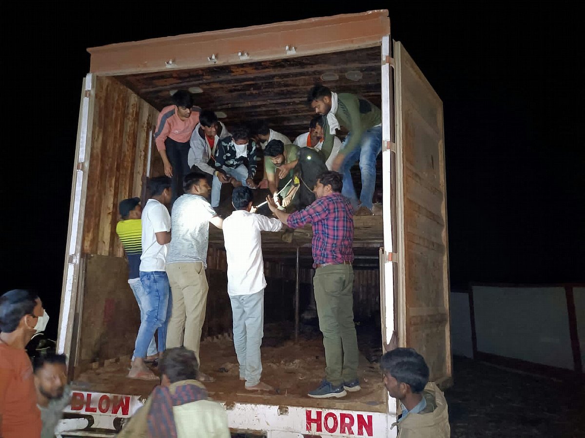 Gandhwani: Villagers intercept vehicle carrying more than 100 cows