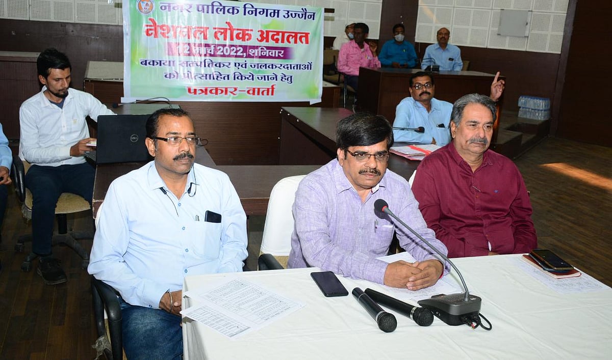 Additional Commissioner Municipal Corporation Aditya Nagar addresses a press conference in Ujjain on Thursday. | 