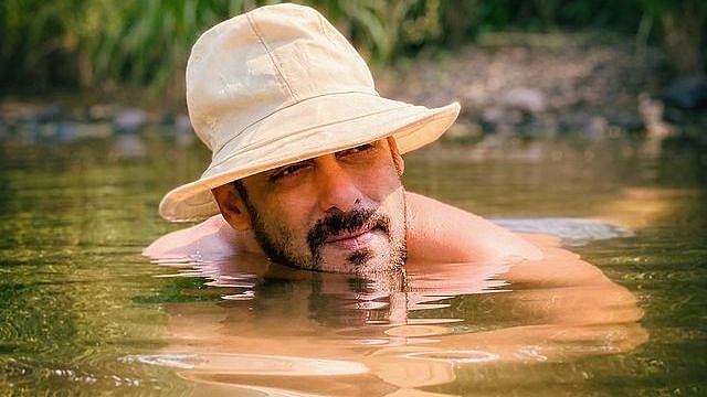 Salman Khan beats the heat by taking a dip in the pond - see pic