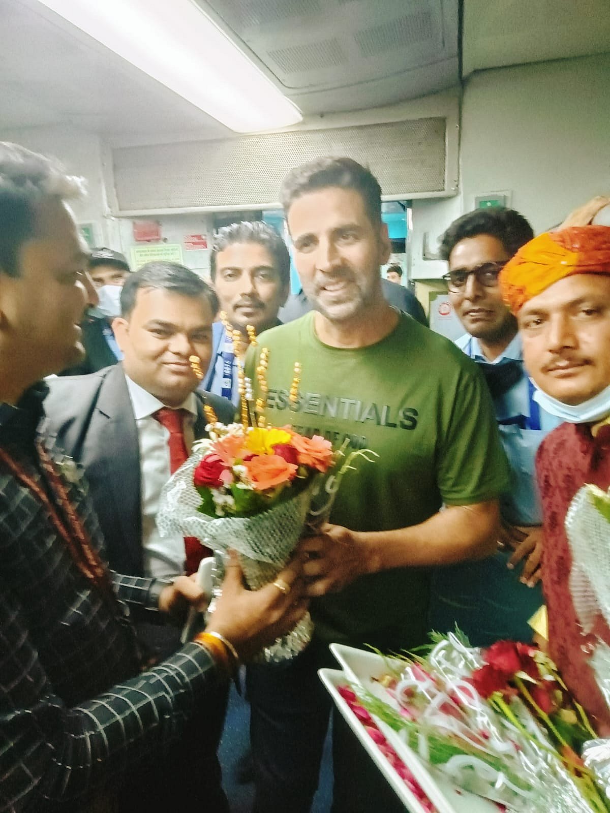 Mumbai: Akshay Kumar, Kriti Sanon & crew onboard Cinema Special FTR train to promote 'Bachchan Pandey'