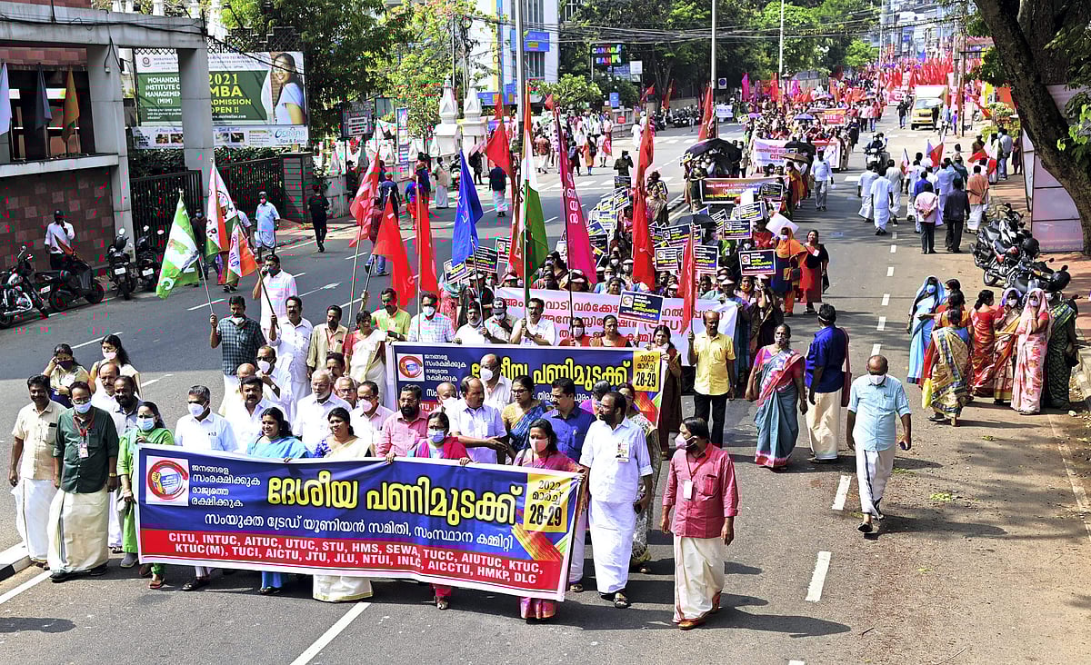 Bharat Bandh Disrupts Banking, Transport & Daily Life Nationwide, Trade Unions & Farmer Groups Intensify Pressure On Centre 